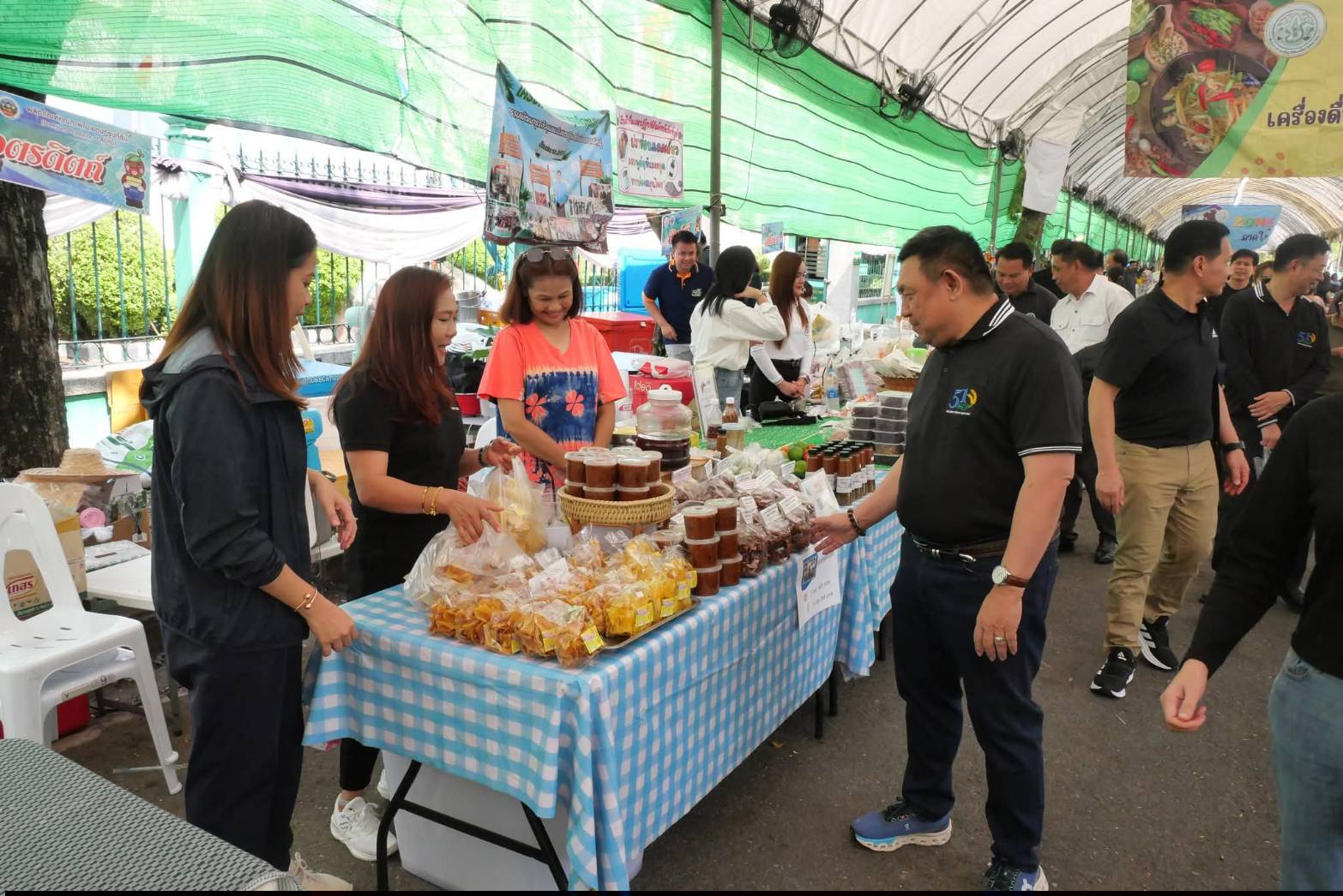 title - เลขาธิการ ส.ป.ก. เยี่ยมทักทายเกษตรกรและซื้อสินค้าในบรรยากาศวันสุดท้ายของการออกร้านขายสินค้า จากเขตปฏิรูปที่ดิน ส่งท้ายงานครบรอบ 51 ปี ส.ป.ก. ณ สำนักงานการปฏิรูปที่ดินเพื่อเกษตรกรรม